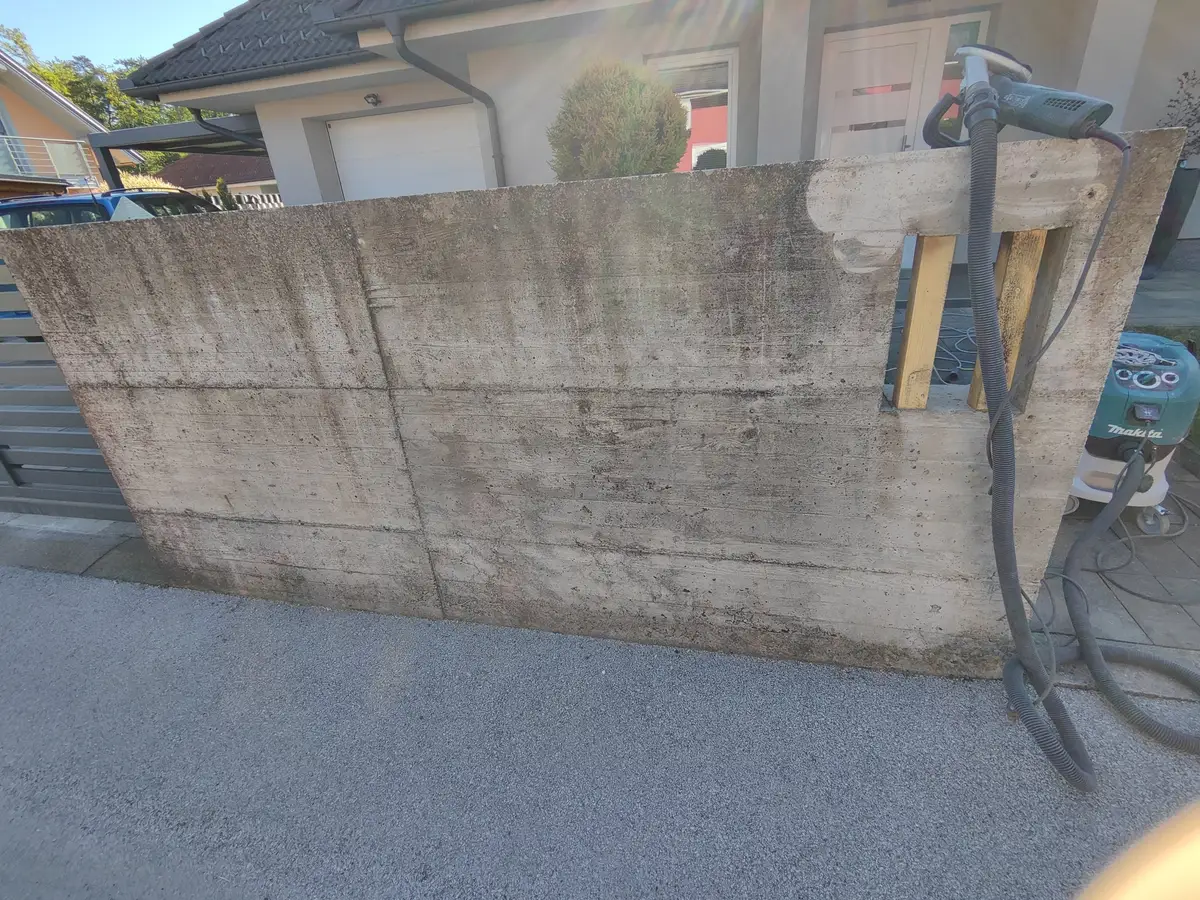 Betonska ograja pred brušenjem, pogled od spredaj