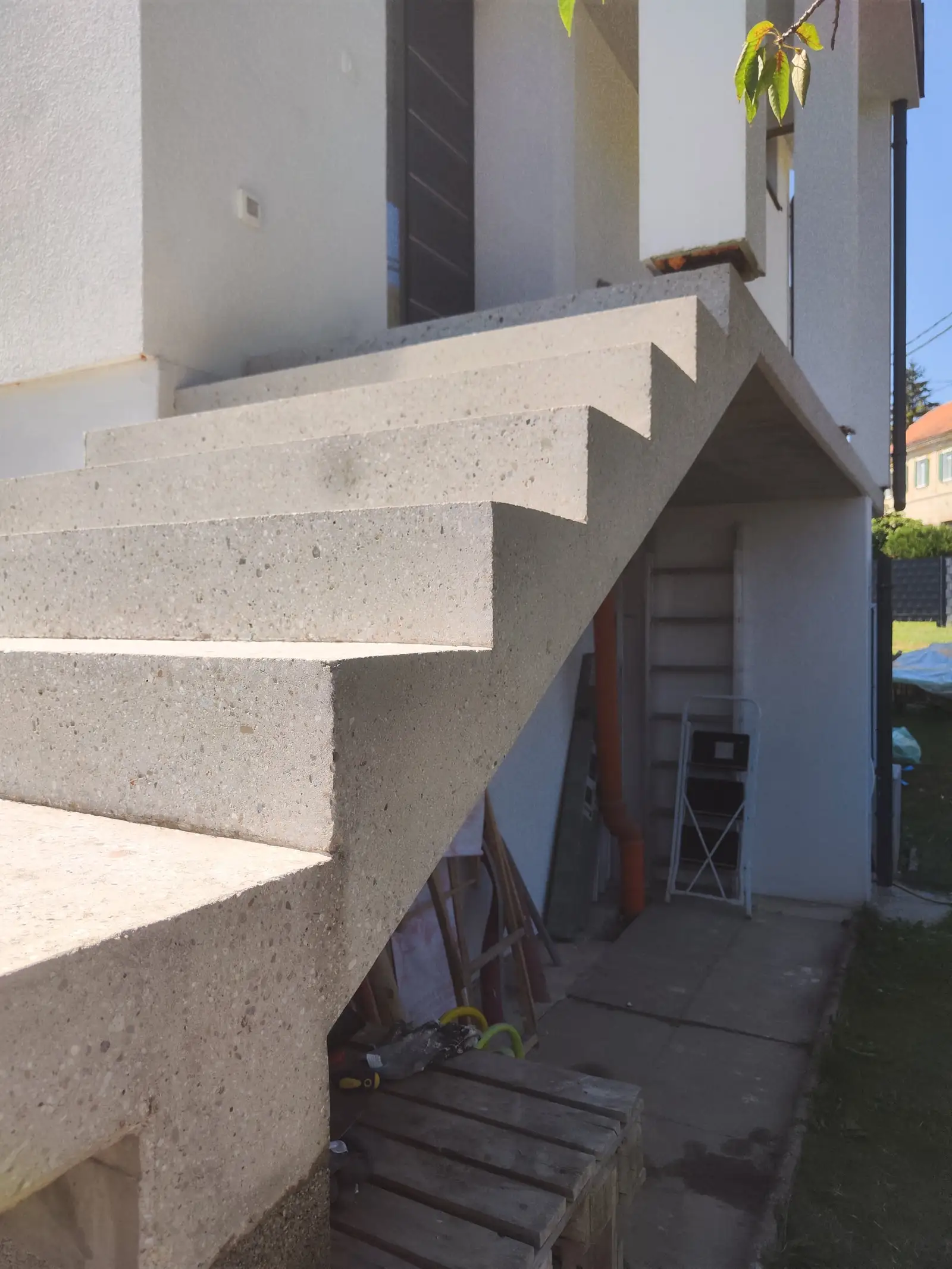 Zbrušene betonske stopnice z vidnimi kamenčki, pogled s strani