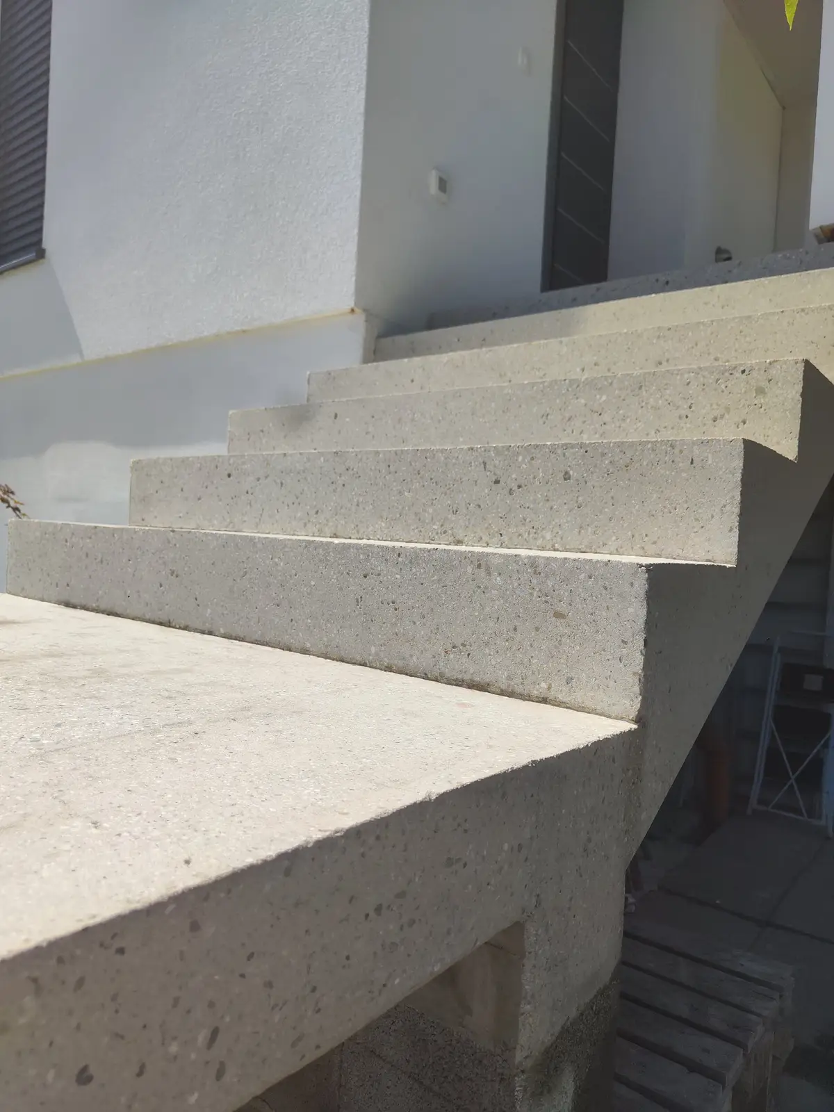 Zbrušeni robovi in bočna stran stopnic