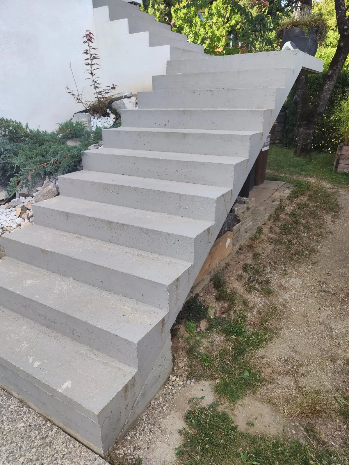 S sivo barvo pobarvane betonske stopnice pred brušenjem