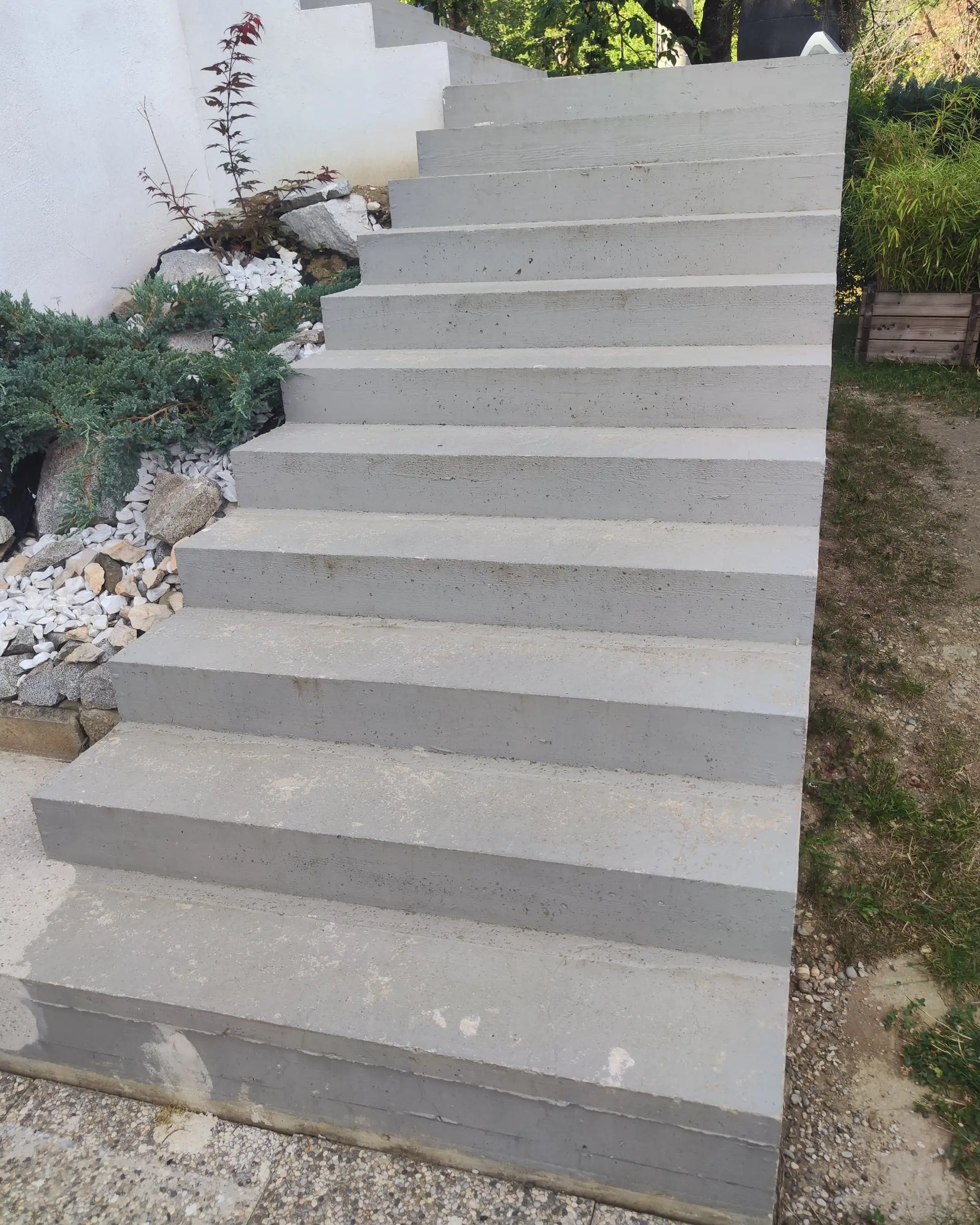 Pred obdelavo: Zunanje betonske stopnice ob hiši: s sivo barvo pobarvan beton pred brušenjem in zbrušen beton z vidnimi kamenčki po obdelavi