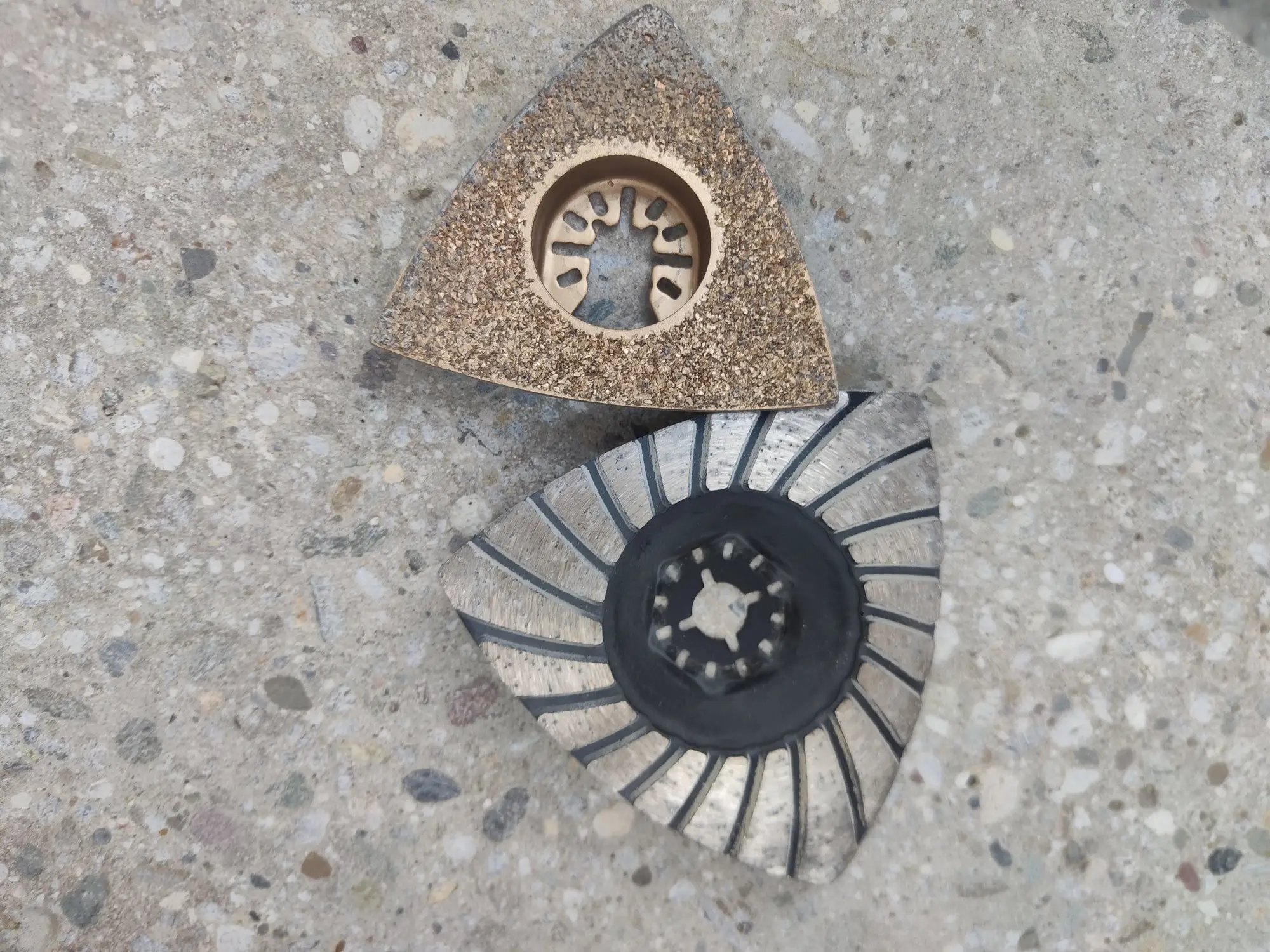 Diamantni brusni orodji na betonski površini
