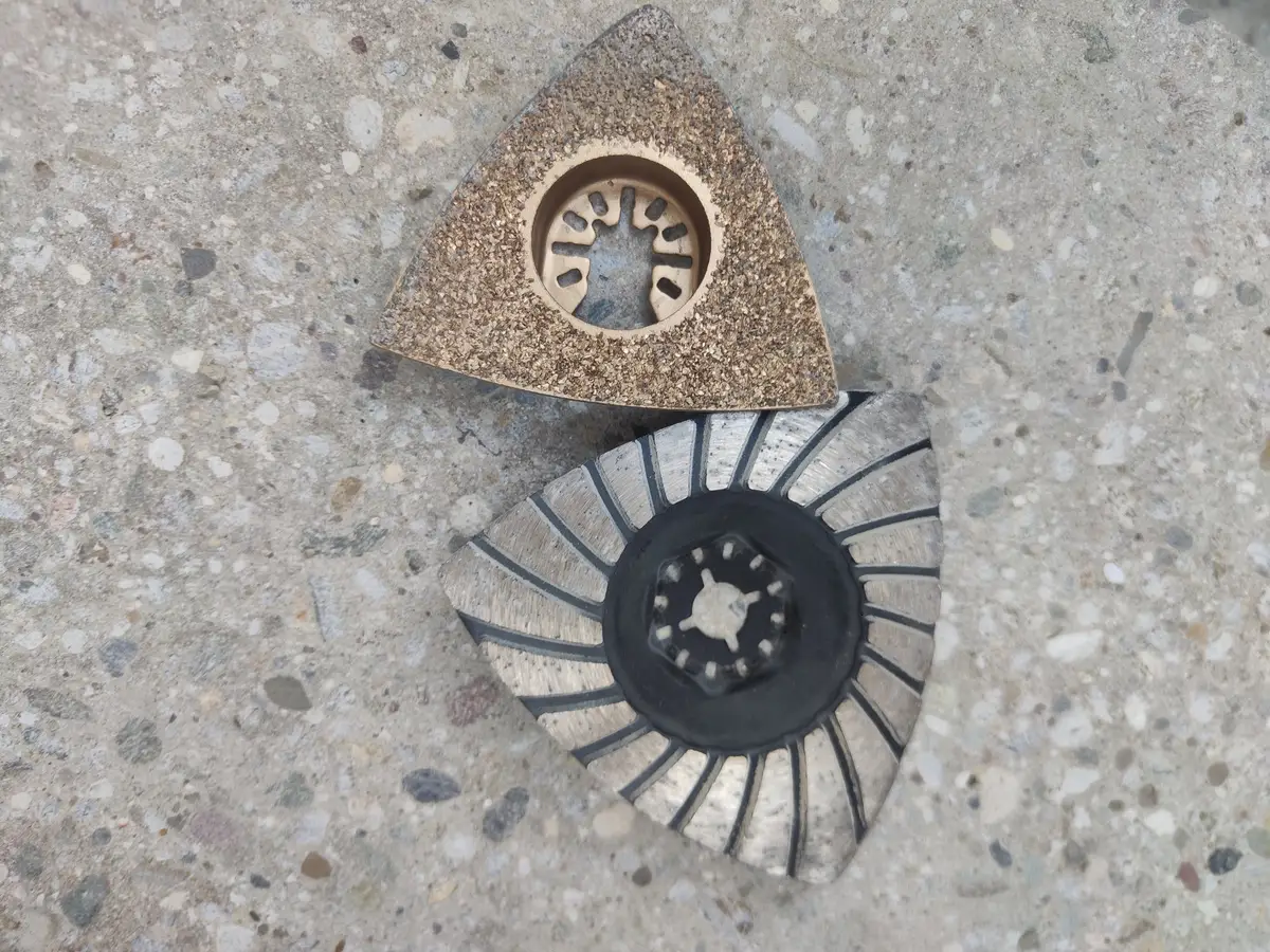 Diamantni brusni orodji na betonski površini