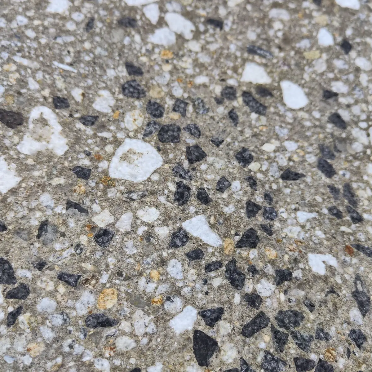 Brušen, odprt agregat – Globlje brušenje prereže večja zrna agregata. Pokaže se kamniti vzorec, značilen za vsak beton posebej.