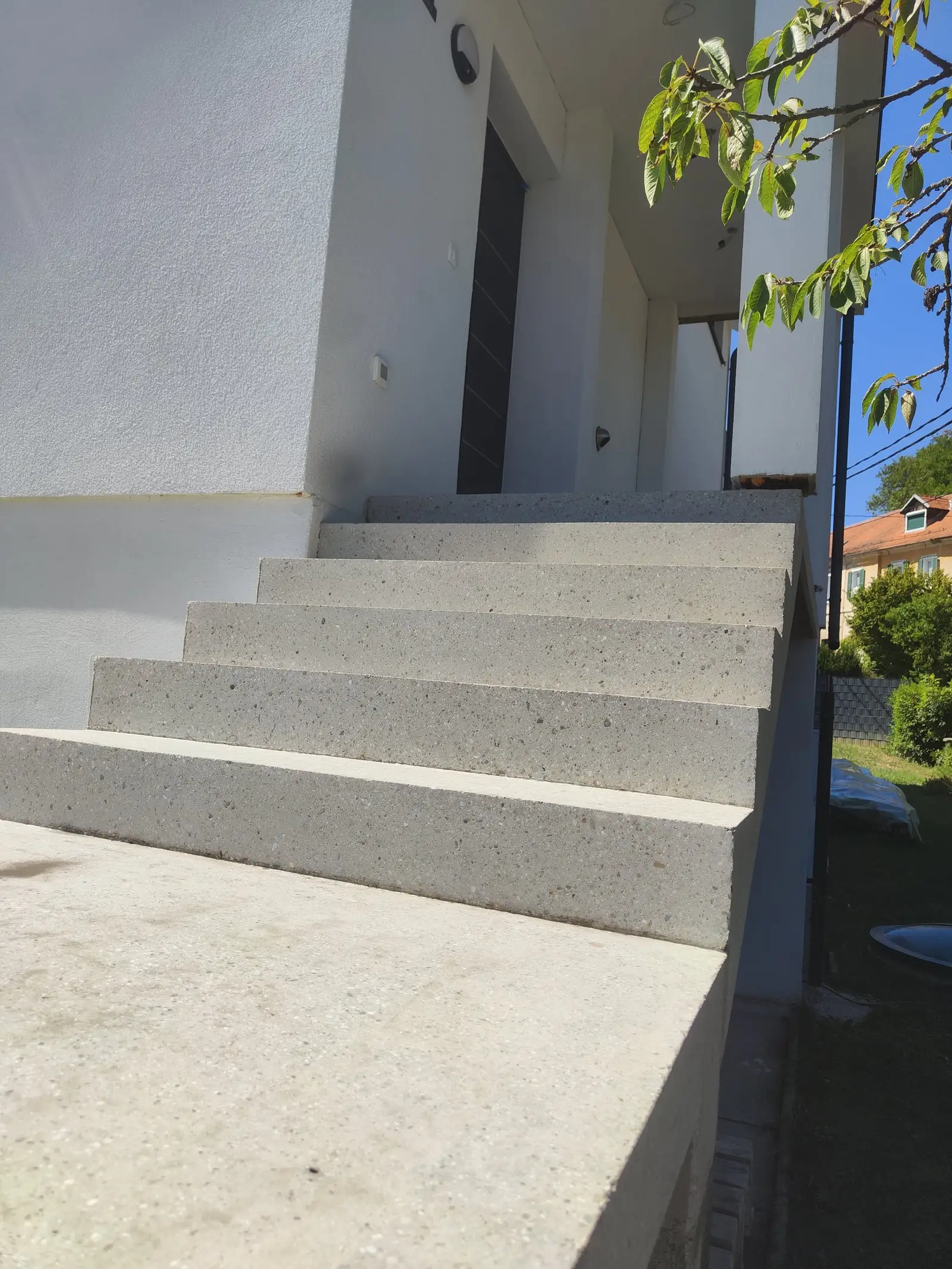 Ročno zbrušene zunanje betonske stopnice, Radizel