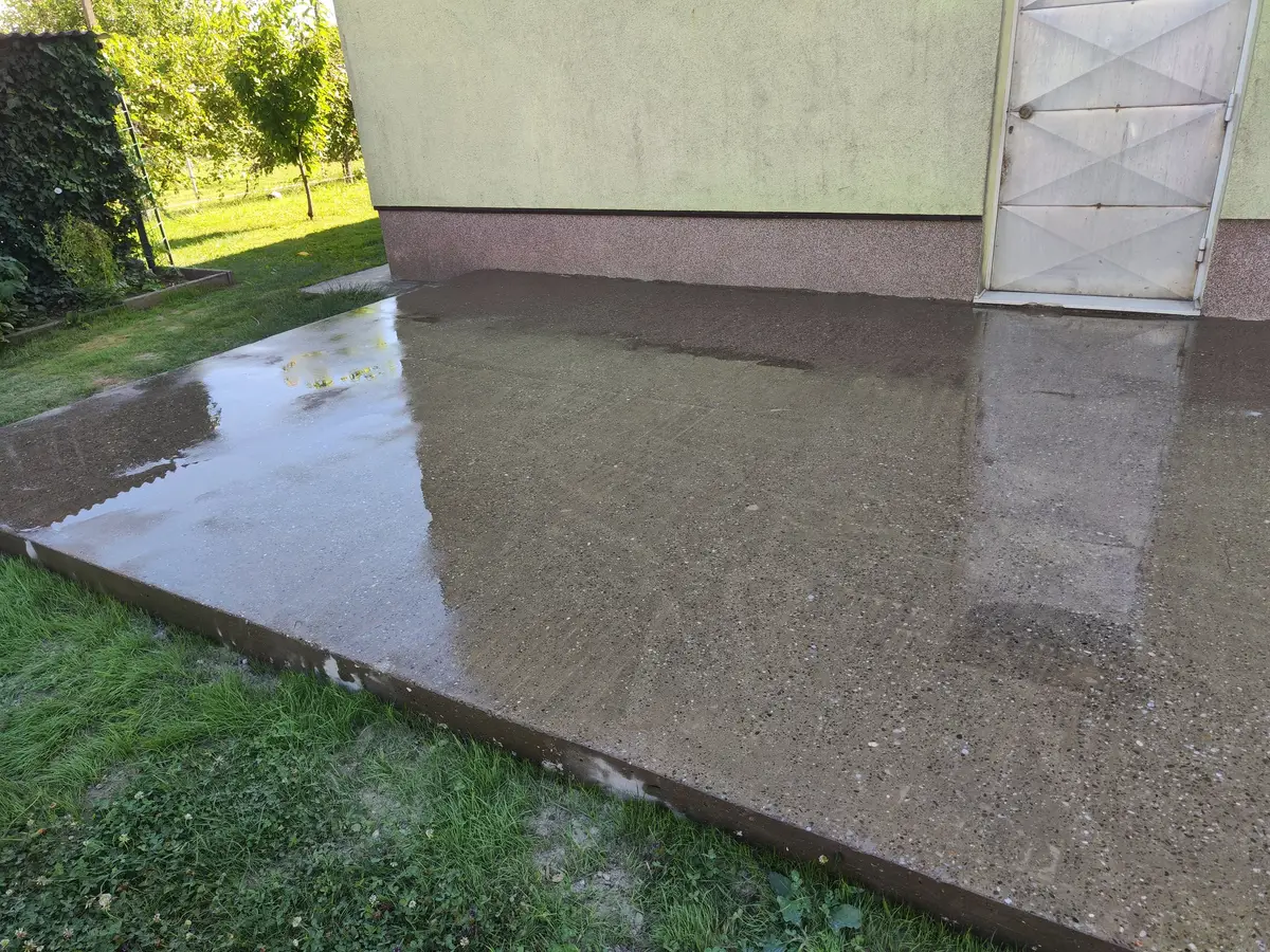 Zbrušena betonska terasa ob hiši, pogled s strani